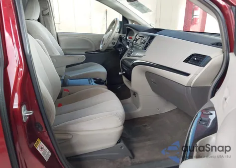 2013 Toyota Sienna Le V6 8 Passenger z USA, uszkodzony, nr VIN 5TDKK3DC3DS349519